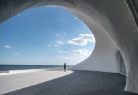 Blick aus der Betonhöhle zum offenen Meer: das Dune Art Museum von OPEN Architecture. 