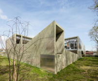 Die Gebudehlle aus grn getntem Beton formten richter architectes et associs plastisch aus.  