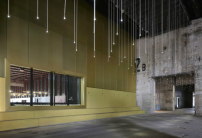Eine goldene Metallfassade vor Kammer 12 schliet den neuen Veranstaltungssaal zur internen Erschlieungsstrae ab 