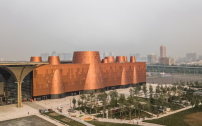 Es ist Teil des Binhai Cultural Center, dessen Masterplan von gmp stammt. 