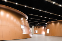 Die kegelfrmigen Strukturen, die oben aus dem Volumen herausragen, beherbergen die Ausstellungsgalerien. 