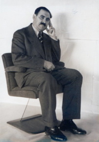 Anton Lorenz auf einem Stuhl mit Glassttze sitzend (Experiment), 1938/39 