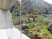 Einseitig verspiegelte Glasflächen reflektieren die beeindruckende Landschaft. Von innen fällt der Blick durch transparente Scheiben.