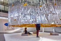Diffuser, hngende Konstruktion fr den Mannheimer Kunstverein aus Holz, Rettungsfolie und Seil, 6 m Durchmesser, 6 m Hhe, 2019