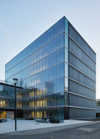 Die Glasfassade des neuen Max-Delbrück-Centrums bedruckten Staab Architekten mit einem organischen Muster, das auch einen Sonnenschutz gewährt.