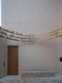 Heller Ziegelstein, stehend vermauert, schafft eine besondere Textur der Auenwand. Die Kunst am Bau mit dem Titel Gemeinsam stammt von Tom Kristen.  
