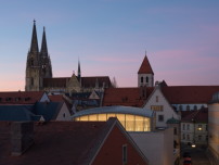 Die Synagoge hat eine bedeutende Stellung im dichten Stadtbild von Regensburg. 