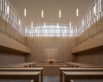 Staab Architekten setzten eine innere Raumschale in die uere Umfassung der Synagoge, deren Holzlamellen ber das Mauerwerk hinausgehen. 