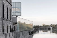 Ein transparenter Pavillon ragt teilweise ber den Grand River 