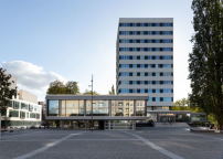 Von 2013 bis Ende 2018 arbeiteten Rüthnick Architekten an der Sanierung von Fritz Bronemanns Rathaus-Erweiterung im Wedding, die in den Jahren 1964–66 entstand. 