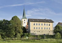 Der Sitz der Galerie Zink in Waldkirchen: Das ehemalige Pfarranwesen thront wie eine kleine Burg auf einem Hügel. 