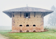 Der Viehstall in Cossiat ist einer der zalhreichen historischen Bauten im Grundlagenwerk Pis  Stampflehm.