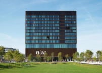 Das rund 65 Meter hohe Campusgebäude umgeben von Wiese beim Bahnhof Muttenz steht den Studierenden und Mitarbeitern bereits zur Verfügung.  