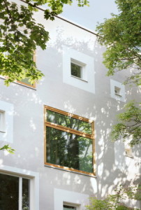 In den letzten beiden Jahren führten MONO Architekten auch eine energetische Ertüchtigung der Fassaden des DDR-Typenbaus durch. 
