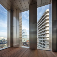 Bro mit Panoramablick: Bodentiefe Fenster bieten eine weite Aussicht ber die urbane Landschaft.  