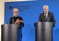 Anne Katrin Bohle und Horst Seehofer Freitag vormittag auf der Pressekonferenz  