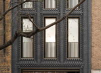 Die elegante Fassade setzt sich aus Ziegeln in 44 verschiedenen Formen zusammen und sorgt für einen dynamischen Effekt. 