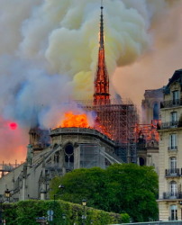 Das Feuer in Notre Dame de Paris bricht am frühen Abend des 15. April aus.  
