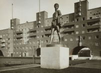 Karl-Marx-Hof, Ehrenhof mit der Skulptur, Der Smann, ca. 1930  