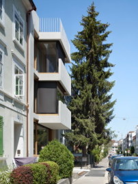 Die herausragenden Bauteile der Fassade verbinden typologisch Balkon mit Erker. 