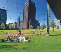 Auf Höhe des Hansaplatzes weiten sich die Trassen derart, dass sie die Dimensionen eines Parks einnehmen. 