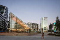 Die oberirdischen, geometrisch geformten Baukrper der von Studio Hollenstein entworfenen Bibliothek strukturieren den umgebenden Platz. 