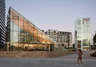 Hier geht es hinein in die Green Square Library in Sydney: Der Haupteingang ist als verglaster Pavillon ausgeführt.