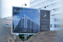 Baustellenschild des Wohn- und Gewerbehauses „3 Höfe – The Pure Life“ in der Lützowstraße Berlin