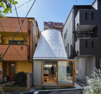 Ein Paar, ein Raum – das Wohnhaus von Takeshi Hosaka schließt eine schmale Baulücke.  