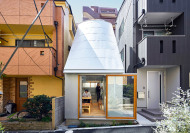Ein Paar, ein Raum – das Wohnhaus von Takeshi Hosaka schließt eine schmale Baulücke.