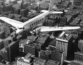 Eine TWA-Maschine ber Downtown Kansas City
