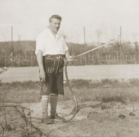 Hausherr Alfred Alexander Anfang der 1930er Jahre in Lederhosen beim Wässern des Gartens. 