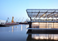 Die Milchfarm von Goldsmith Architekten schwimmt im Hafen von Rotterdam. 