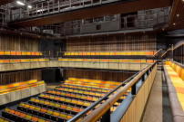Dunkle Holzverkleidungen sorgen auch im Theatersaal für eine gediegene Atmosphäre. 