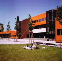 Das Diesterweg-Gymnasium von Pysall-Jensen-Stahrenberg nach seiner Fertigstellung im Jahr 1977 