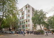 Das Wohnhaus in Berlin-Moabit besetzt eine Baulücke an einem Eckgrundstück.
