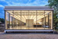Duisburg: Architekt Manfred Lehmbruck gestaltete die ikonische Glashalle des Lehmbruck Museums im Rckgriff auf Mies van der Rohes Stahlskelettbauweise als flieenden, von Licht durchdrungenen Raum. 