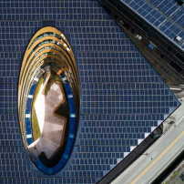 Solarpaneele bedecken Dach und Fassade. 