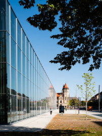 Das Museum liegt als langer, vollständig verglaster und glatter Riegel zwischen dem Stadtpark und der Innenstadt von Dessau. 