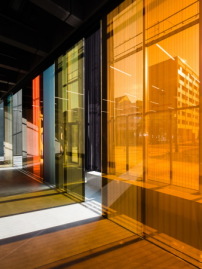 Die Arbeit Lichtspielhaus von Lucy Raven aus New York besteht aus verschiedenfarbigen, raumhohen Glaspaneelen, die verschoben werden können. 