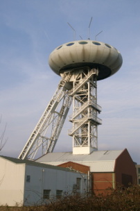 Der Lntec-Tower (oder auch Colani-Ei), installiert auf dem Schachtgerst der ehemaligen Zeche Minister Achenbach in Lnen, sollte den Strukturwandel des Ruhrgebiets verdeutlichen. 