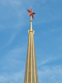 ...während das Portal und der Turm mit dem Sowjetstern auf die Gestaltung zu DDR-Zeiten verweisen.