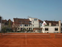 Passt gut zusammen: Ostansicht mit Clubhaus vom Tennisclub Fairplay  