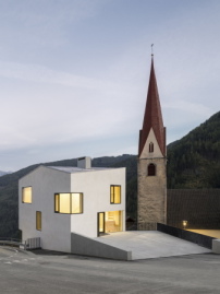 Neue Architektur in Südtirol: Haus der Vereine von Stifter + Bachmann Architekten in Schalders 