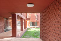 Der Kolonnadengang verbindet drei Gebäudeteile miteinander und bietet einen Begegnungsraum für die Anwohner. 