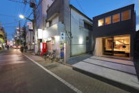 Das Haus von Sugawaradaisuke ist von der Straße nach hinten versetzt und schafft einen kleinen Vorplatz in der beliebten Einkaufsstraße. 