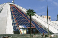 Die Pyramide, Enver Hoxha-Museum in Tirana von Klement Kolaneci, Pirro Vaso, Pranvera Hoxha und Vladimir Bregu, 1987 
