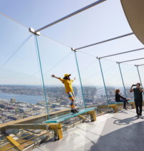 Besucher freuen sich ber die berarbeitung der Panoramaplattform mit Glaselementen: highly instagramable.