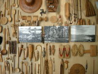 Renaat Braem, Holzpaneel-Wand mit Sammlungsgegenständen, Antwerpen   