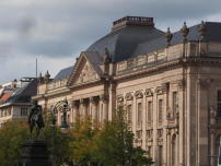 Die Frontfassade der Staatsbibliothek, erbaut von Ernst von Ihne von 1903–14. 